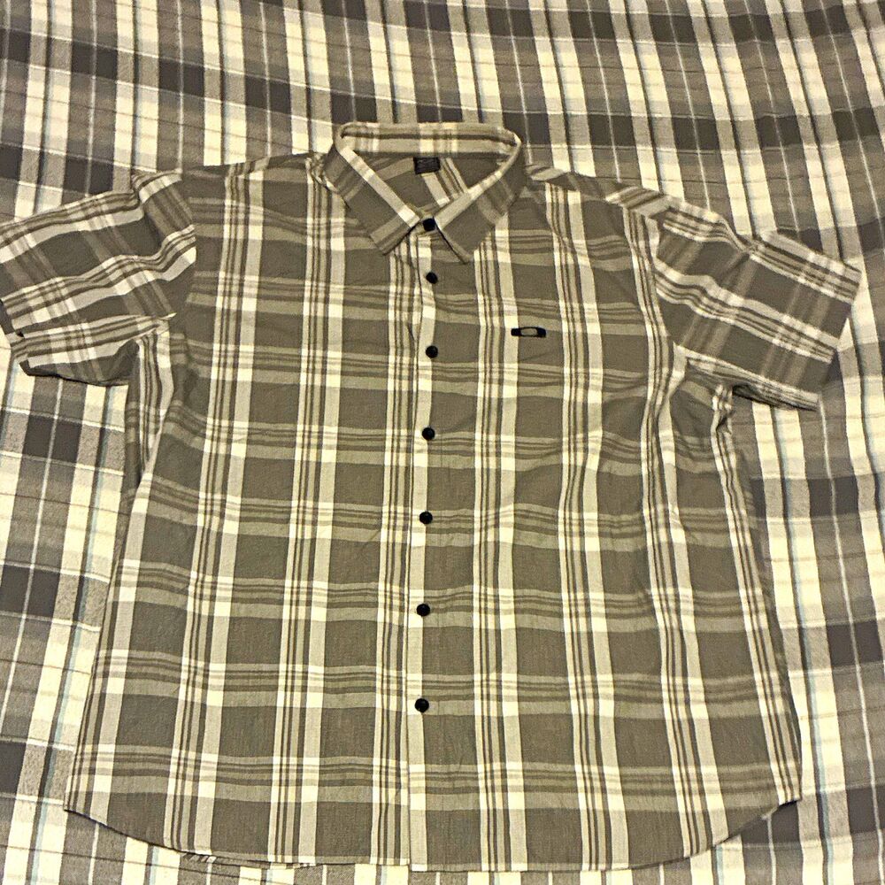 Oakley Men's 2XL Gray White Plaid Woven Short Sleeve Button-Up Shirt Logo